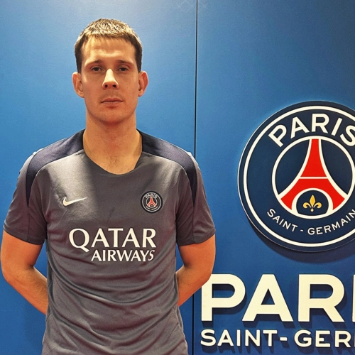 Paulius Paukštaitis来自立陶宛，拥有丰富的职业球员经验和遍及欧洲及亚洲的执教经验。他曾效力于比利时的FK Suduva B, FC Vytis Vilnius, 及 Nseth Berchem FC足球会，并代表立陶宛参加沙滩足球比赛。他的执教经验包括：执教香港梦幻教室(DSA)、管理南韦尔斯大学(University of South Wales) 的五人制足球和足球项目，以及领导卡迪夫城(Cardiff City ADC)、Merthyr Town FC 球会 ,和Marijampolė Football Center的青少年发展项目。 Paulius采用全方位的方法培育球员，融合体能训练、战术训练和领导力培养。他精通英语、立陶宛语和俄语，热衷于帮助运动员实现目标，并坚信运动能够激励人们在场上和场下都做出积极的改变。 资格认证： - 南韦尔斯大学 (University of South Wales) 足球教练与运动表现理学士学位 - 韦尔斯足协二级足球教练证书 - 韦尔斯足协一级守门员教练证书 - 欧洲足总UEFA B级教练预备课程 - 体能训练课程 - CIMPSA(The Chartered Institute for the Management of Sport and Physical Activity) 二级健身教练证书 - CIMPSA三级私人教练证书（进行中） - 韦尔斯足协急救与安全证书 - 军人急救课程 - 立陶宛义务兵役