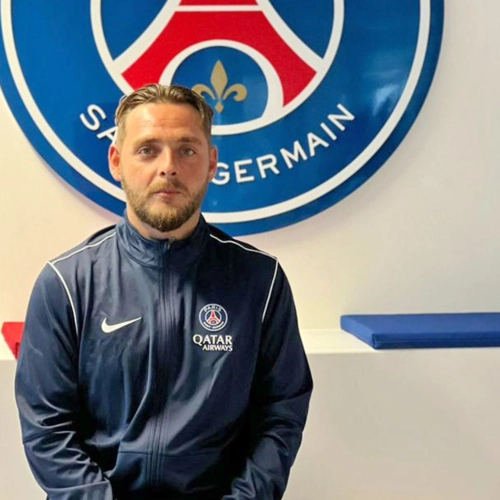 Romain Lemaitre来自法国Iffendic，持有欧足总B级教练证书，拥有丰富的国际执教经验。他曾在中国昆明Lynden足球学院（前身为Ajax Amsterdam足球学院）工作五年多，负责规划和带领训练课程，教授技术和战术理念，并管理比赛流程和球员发展。此外，他还致力于培养球员的间互相尊重、团结、公平竞赛和团队精神，并积极参与俱乐部活动和小区活动。 罗曼的背景不仅限于足球，他还拥有青少年支持、残疾人护理和探险指导方面的专业经验，这些经历都提升了他在教育、心理学、团队协作和领导力方面的技能。他精通法语、英语和中文，将为巴黎圣日耳门香港学院带来优秀的足球技术、活力和对挑战的热情。 资格认证： - 欧足总B级教练证书（德国足球协会） - 法国健康与社会工作职业文凭